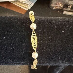 Sarah Coventry Gold Tone Bracelet with Pearls